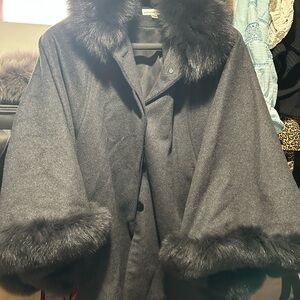 Sophia Cashmere Elegant Black Fox Fur-Trimmed Cape